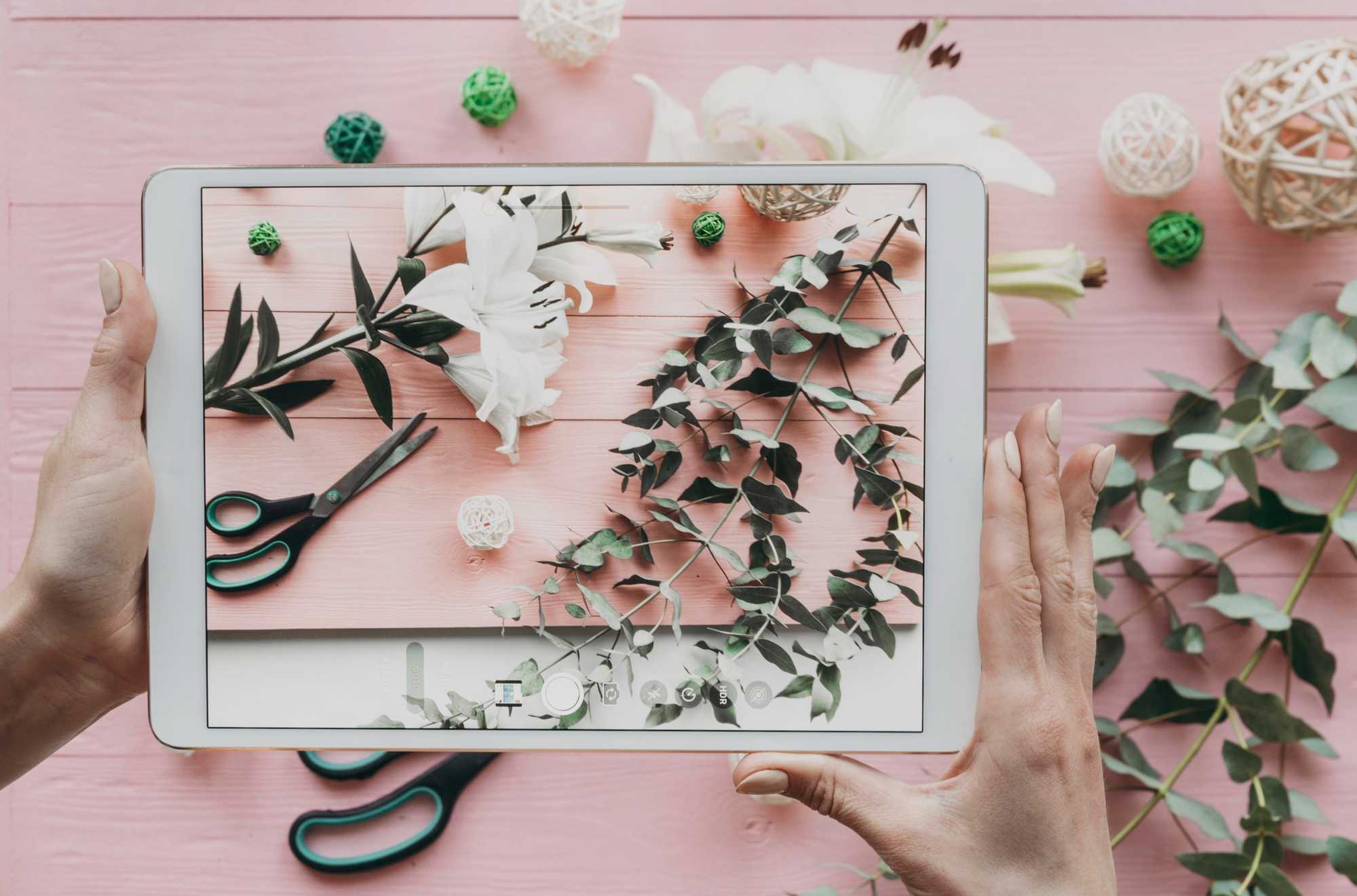 close-up-hands-holding-tablet